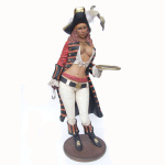 MULHER PIRATA EM PÉ
