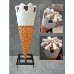 CONE GELADO GIGANTE COM BASE DE RODAS